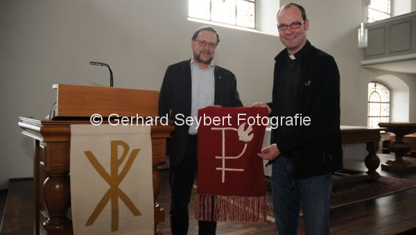 Pfarrer Streppel und Thielen mit Symbol Heiliger Geist fr Pfingsten